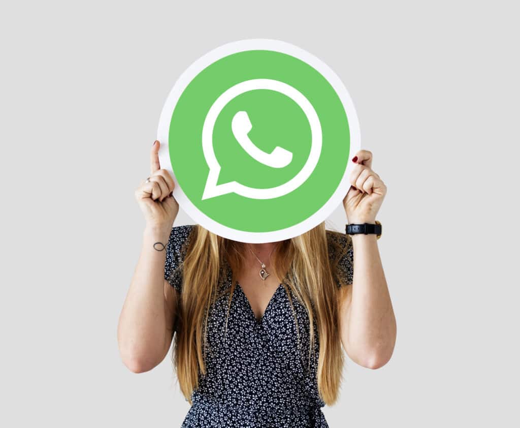 WhatsApp, Sohbet Kilidi Özelliğini Kullanıcılara Sundu 1 woman showing whatsapp messenger icon
